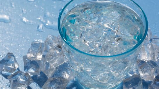 es batu di dalam gelas berisi air